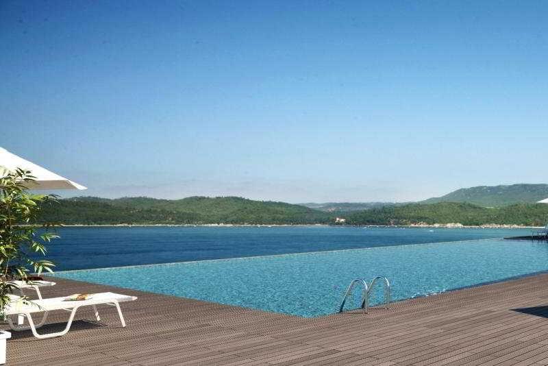 Troia Design Hotel Экстерьер фото The swimming pool at the hotel