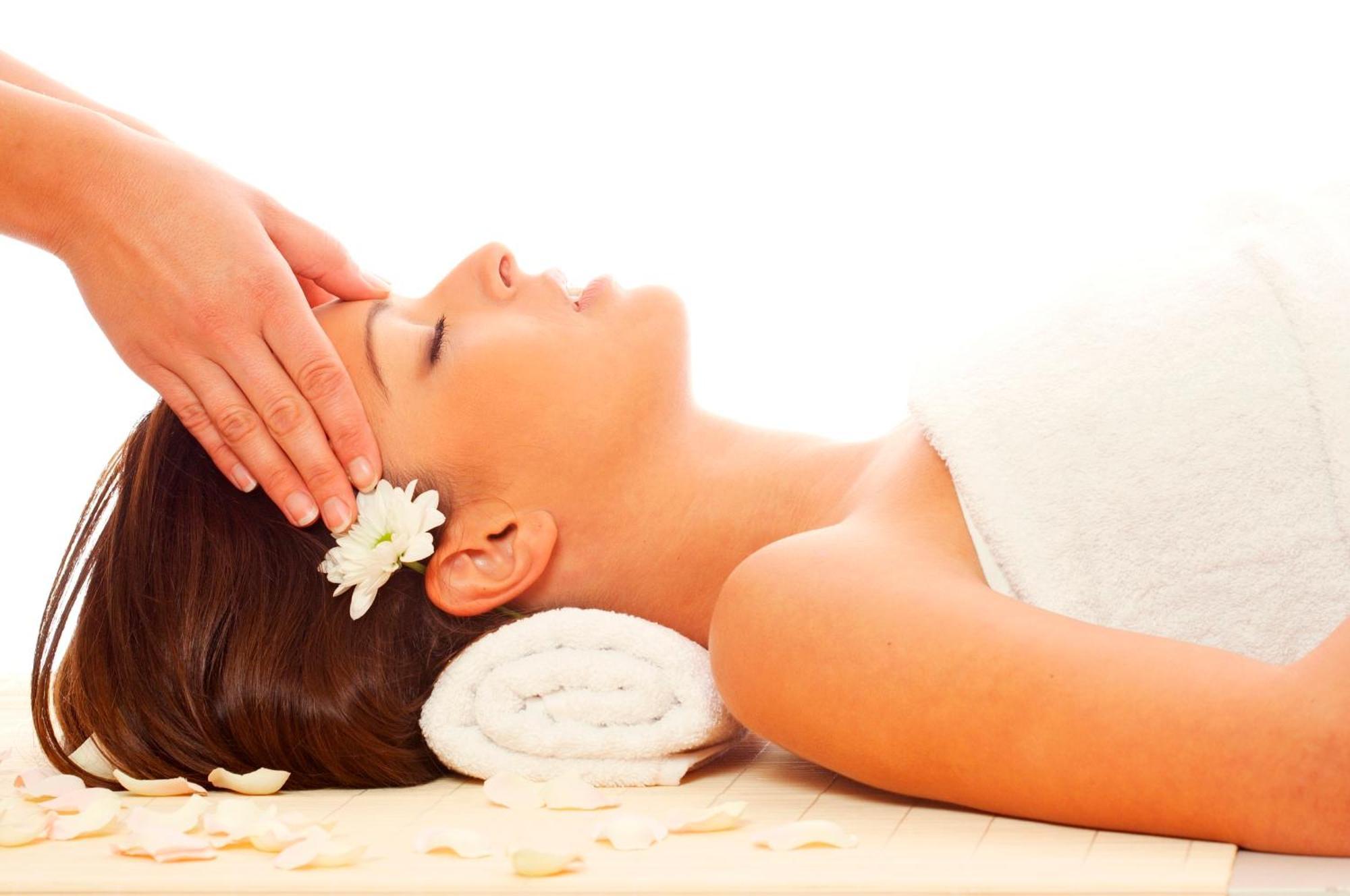 Troia Design Hotel Экстерьер фото A woman receiving a head massage