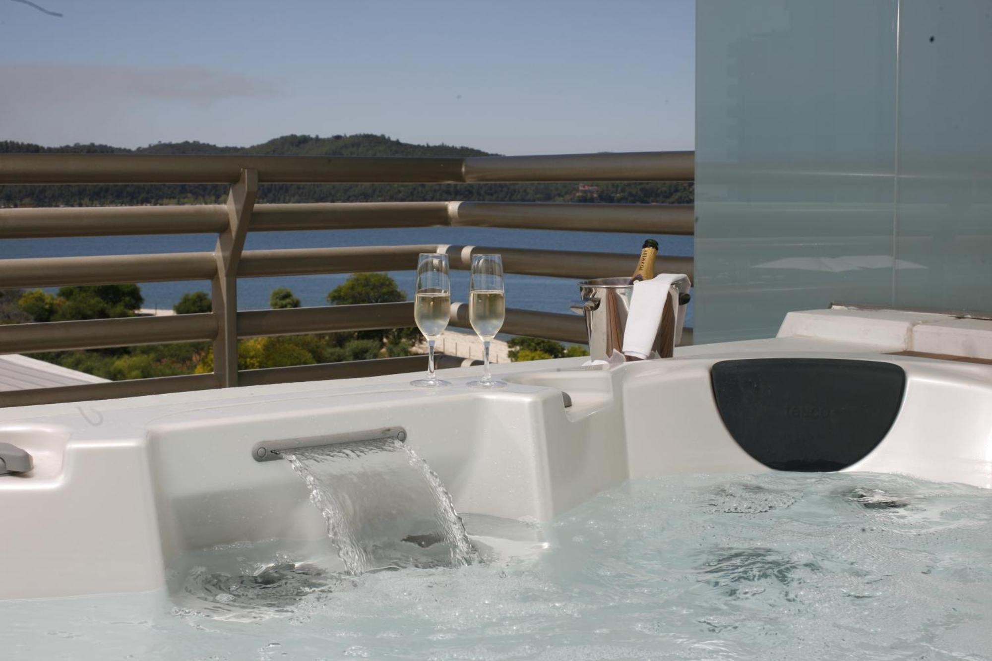 Troia Design Hotel Экстерьер фото A hot tub
