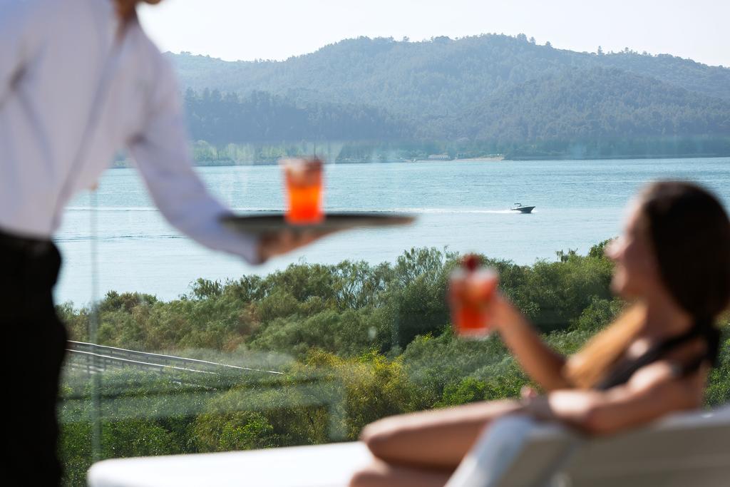 Troia Design Hotel Экстерьер фото A butler serving drinks