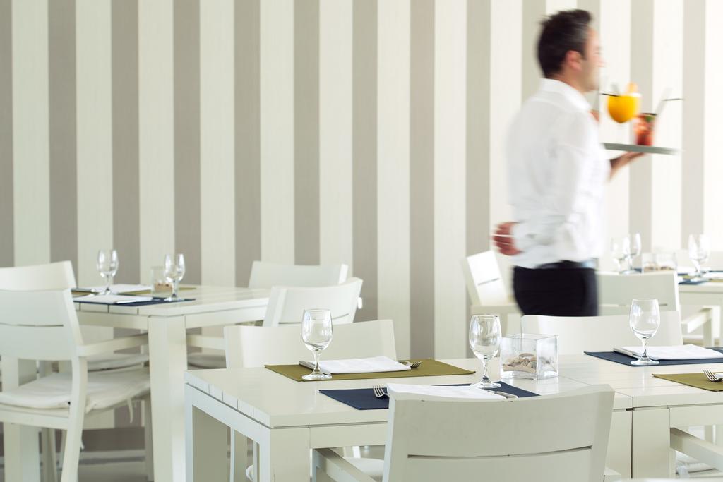 Troia Design Hotel Экстерьер фото A waiter serving drinks